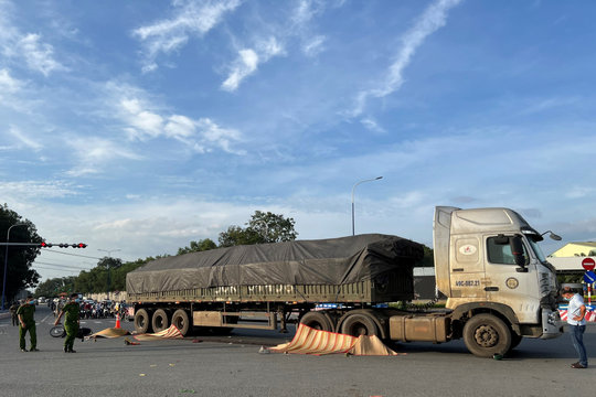 Bình Dương: Xe container tông xe máy 4 người tử vong tại chỗ