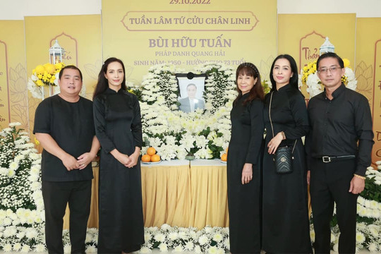 Chị em cựu người mẫu Thúy Hằng - Thúy Hạnh xúc động trong lễ cúng 49 ngày cho bố