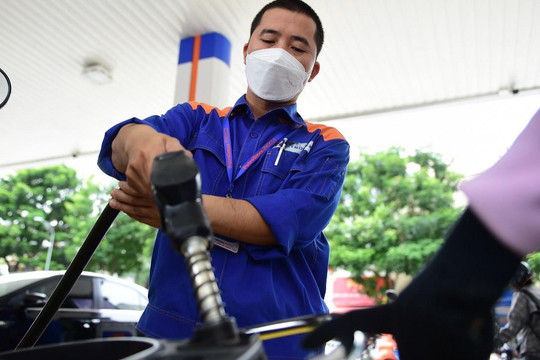 Giá xăng dầu tiếp tục tăng nhẹ