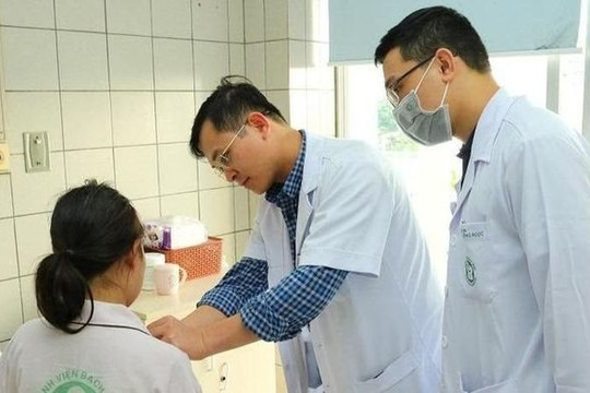 Khối u 4kg trong lồng ngực chèn ép tim, phổi nữ bệnh nhân