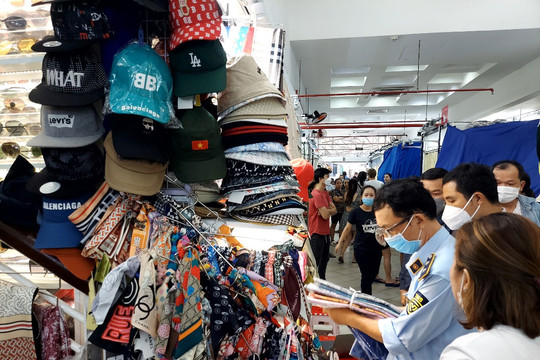 TP.HCM: Thu số lượng "khủng"  hàng giả, nhái từ “thiên đường mua sắm” Sài Gòn Square