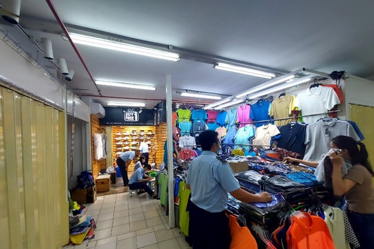 Đột kích “thiên đường mua sắm” Sài Gòn Square, QLTT mất hơn một ngày để kiểm đếm hàng vi phạm