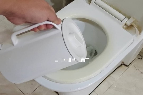Khi ở trong khách sạn, tại sao bạn phải đổ một nồi nước sôi vào bồn cầu? Đọc để biết thêm kiến thức