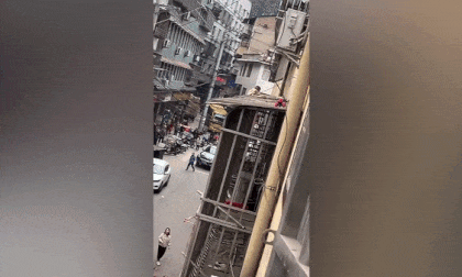 Người dân dùng chăn cứu bé trai 2 tuổi ngã từ ban công chung cư xuống đất