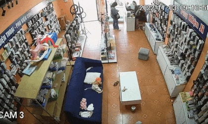 Phản xạ cực nhanh, mẹ cứu con khỏi bị ngã từ ghế sofa