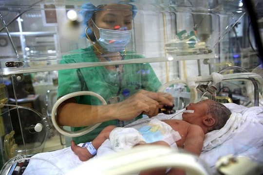 Bé 31 tuần ngưng tim sau khi bị "đẻ rơi" trong nhà vệ sinh