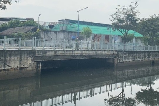 Phát hiện thi thể người đàn ông nổi trên kênh