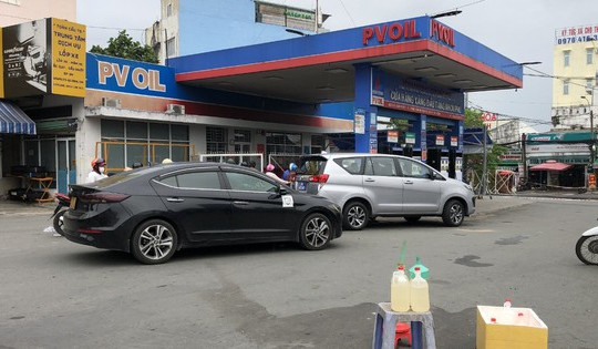 Bộ Công Thương 'lệnh' xử các trường hợp bán xăng qua thùng, can