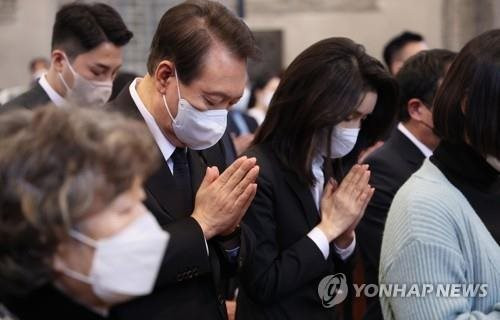 Tổng thống Hàn Quốc dự lễ tưởng niệm các nạn nhân vụ giẫm đạp ở Seoul