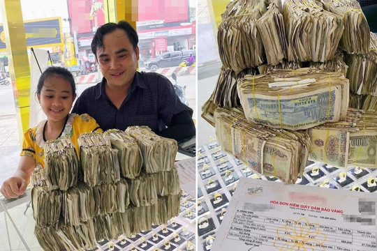Cô bé mang gần 2kg tiền lẻ tiết kiệm được đi mua vàng tặng bố mẹ
