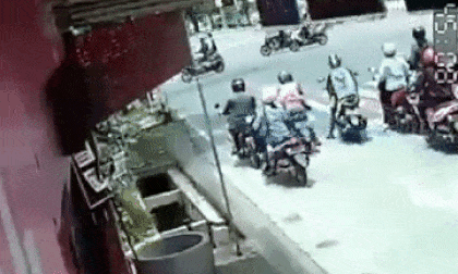 Dừng chờ đèn đỏ, người phụ nữ đi xe máy bất ngờ ngã lọt xuống mương