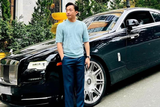 Dân mạng bàn tán xôn xao dưới hình ảnh Cường Đô La bên siêu xe Rolls-Royce Wraith hàng chục tỷ đồng