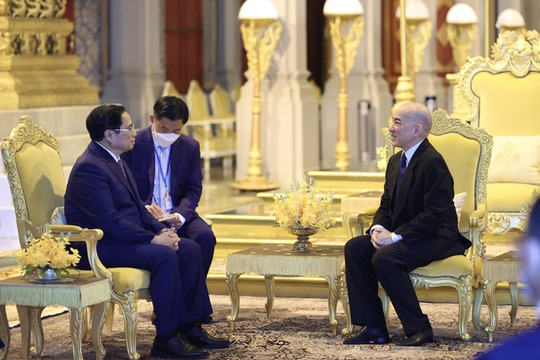 Thủ tướng Phạm Minh Chính chào Quốc vương Campuchia Norodom Sihamoni