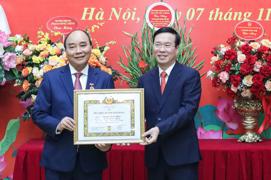 Chủ tịch nước Nguyễn Xuân Phúc nhận Huy hiệu 40 năm tuổi Đảng