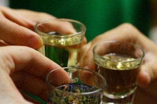 14 người ngộ độc nghi sau uống rượu ở đám tang