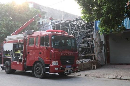 Sập giàn giáo khi đổ trần nhà, 2 người thương vong