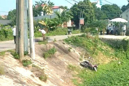 Va chạm với xe tải, 3 người trong gia đình tử vong
