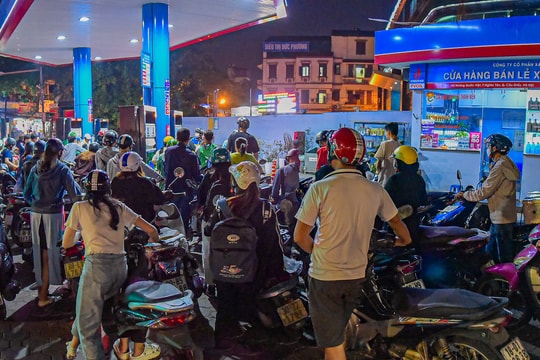 Người dân Hà Nội khốn khổ xếp hàng chờ đợi mua xăng