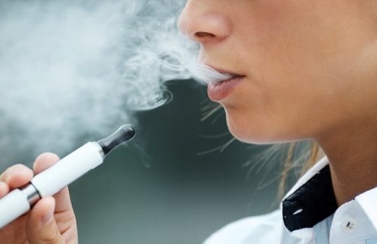 Nam sinh 12 tuổi khó thở, co giật sau khi hút thuốc lá điện tử