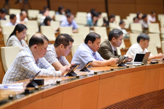 Quốc hội thông qua việc tăng lương cơ sở lên 1,8 triệu đồng từ 1/7/2023