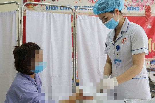 Người phụ nữ bị máy xay thịt “nuốt” bàn tay