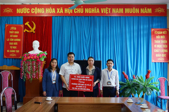 Hà Giang: Chánh án Thân Quốc Hùng trao tặng thiết bị cho trường học và trạm y tế trên địa bàn xã Pố Lồ