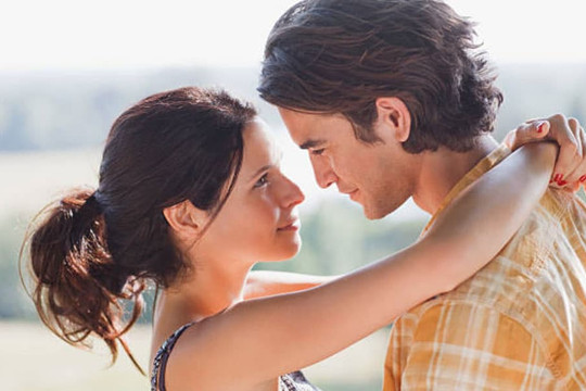 Khi vợ chồng gặp lại nhau sau một thời gian dài vắng bóng, điều đầu tiên người phụ nữ sẽ làm là gì? 2 người nói sự thật