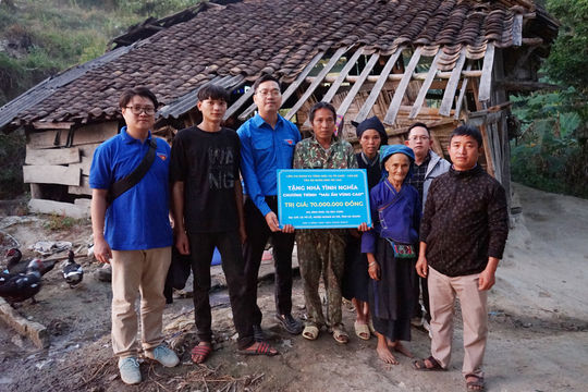 Trao kinh phí xây nhà tình thương “Mái ấm vùng cao” tại Hà Giang