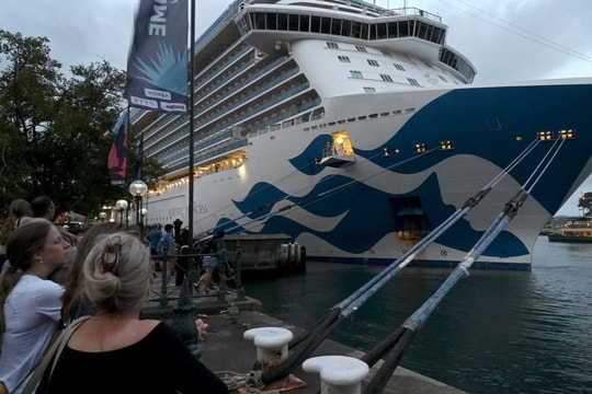 Tin vắn thế giới ngày 14/11: Du thuyền cập cảng Sydney, phát hiện 800 hành khách mắc COVID-19