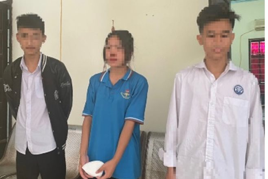 Nữ sinh 2007 cầm dao phóng lợn cùng bạn đi đánh nhau