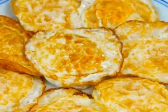 Khi chiên trứng, đừng vội đổ dầu nhé, hướng dẫn cách để trứng bên ngoài không nát, bên trong chín mềm và không dính chảo!