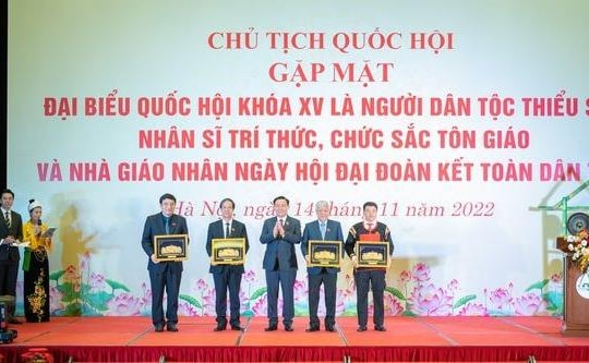 Chủ tịch Quốc hội Vương Đình Huệ gặp mặt đại biểu Quốc hội là người dân tộc thiểu số, chức sắc tôn giáo, nhà giáo