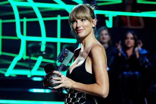 Taylor Swift, Lisa tiếp tục thắng lớn tại MTV EMAs 2022