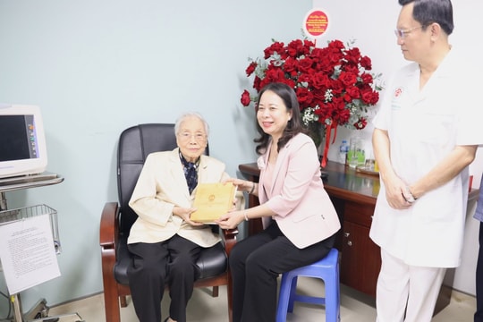 Phó Chủ tịch nước Võ Thị Ánh Xuân thăm, tặng quà nhà giáo lão thành cách mạng