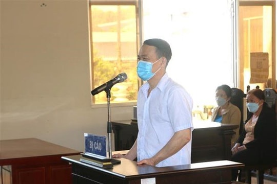Lừa “chạy án”, nhân viên công ty tài chính lĩnh 12 năm tù