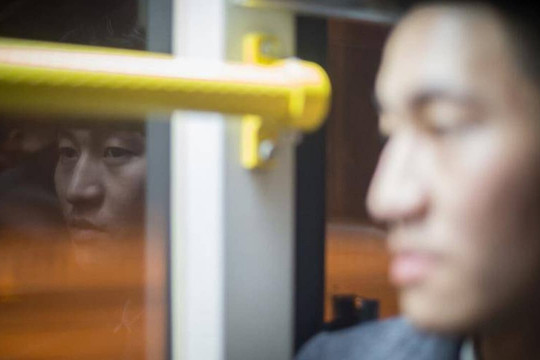 Vợ nói đang tắm ở nhà, tôi đi làm về vừa mở cửa ra mà ngã gục xuống đất