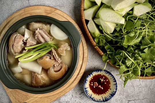Tiết trời se lạnh, làm ngay nồi lẩu bò hầm sả nóng hổi, ngọt thơm
