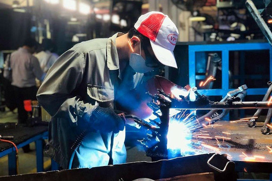 Tiền làm tăng ca có bị tính thuế thu nhập cá nhân không?