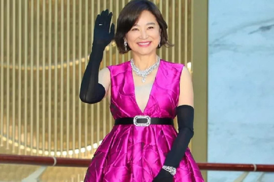 Lâm Thanh Hà đeo trang sức kim cương hơn 3 tỷ đồng tham dự sự kiện, nhan sắc tuổi 68 lấn át đàn em