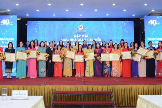 Trao Bằng khen của Bộ Giáo dục và Đào tạo cho 400 nhà giáo tiêu biểu năm 2022