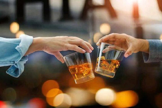 Khi gặp phải 3 loại người này trên bàn rượu, rất có thể họ muốn 'giở trò', không có ý tốt, bạn phải cẩn thận