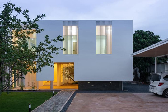 Cách thiết kế nhà 2 tầng nhiều cửa sổ, cửa kính ngập tràn ánh sáng nhưng không bị nắng nóng