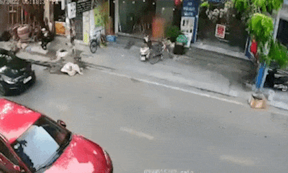 Đang phóng xe, cô gái bất ngờ dính cạm bẫy 'tử thần' giữa lòng đường