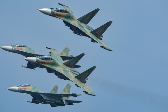 Tiêm kích Su-30MK2 thao diễn trên bầu trời Hà Nội chuẩn bị cho triển lãm Quốc phòng quốc tế Việt Nam 2022