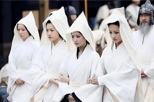 Tổ tiên dặn: 'Dù đói đến đâu, cũng đừng ăn đồ cúng ở mộ, dù mệt đến đâu cũng đừng ngồi trên đùi người khác', câu này có ý nghĩa gì?