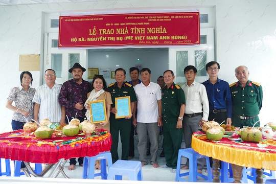 Bàn giao nhà tình nghĩa, tặng quà cho gia đình Mẹ Việt Nam anh hùng tại Bến Tre