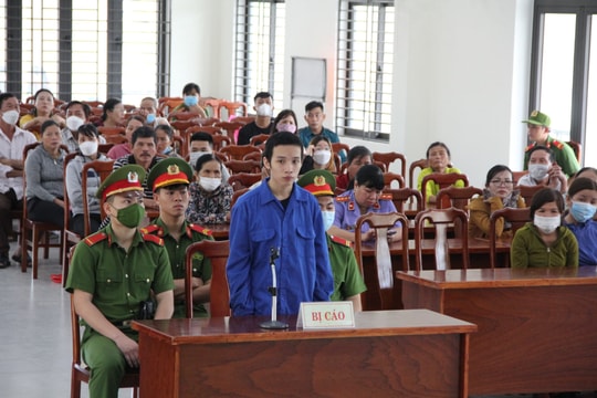 Vừa ra khỏi trại, “nghịch tử” tiếp tục vào tù vì giết mẹ
