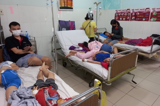 Học sinh bị ngộ độc tại iSchool Nha Trang: Mời nhiều bác sĩ đến hỗ trợ điều trị