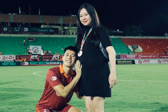 Vợ trung vệ Đình Trọng chính thức khoe bụng bầu 'vượt mặt', ngày đón con đầu lòng không còn xa