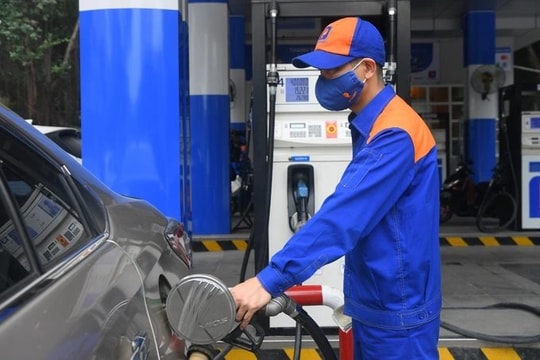 Giá xăng dầu giảm nhẹ sau 4 lần tăng